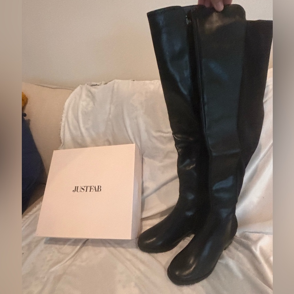 Size 8.5 over the knee flat riding boots. New in box